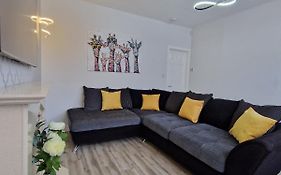 The Dougill - Fresh Place To Stay In Bolton - 5 Beds, 3 Bedrooms